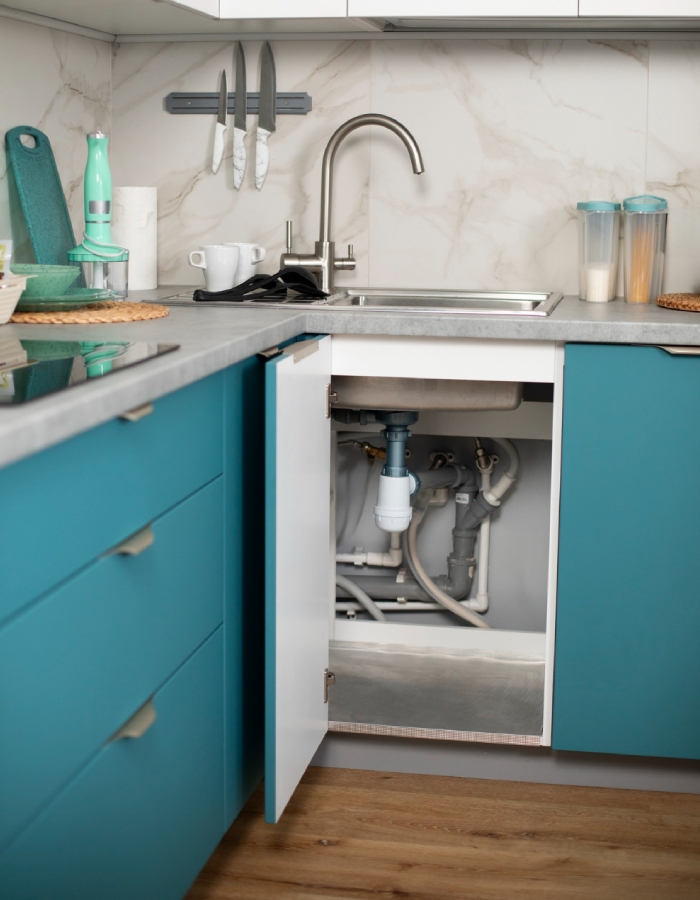 Plomberie sous évier en cours de vérification